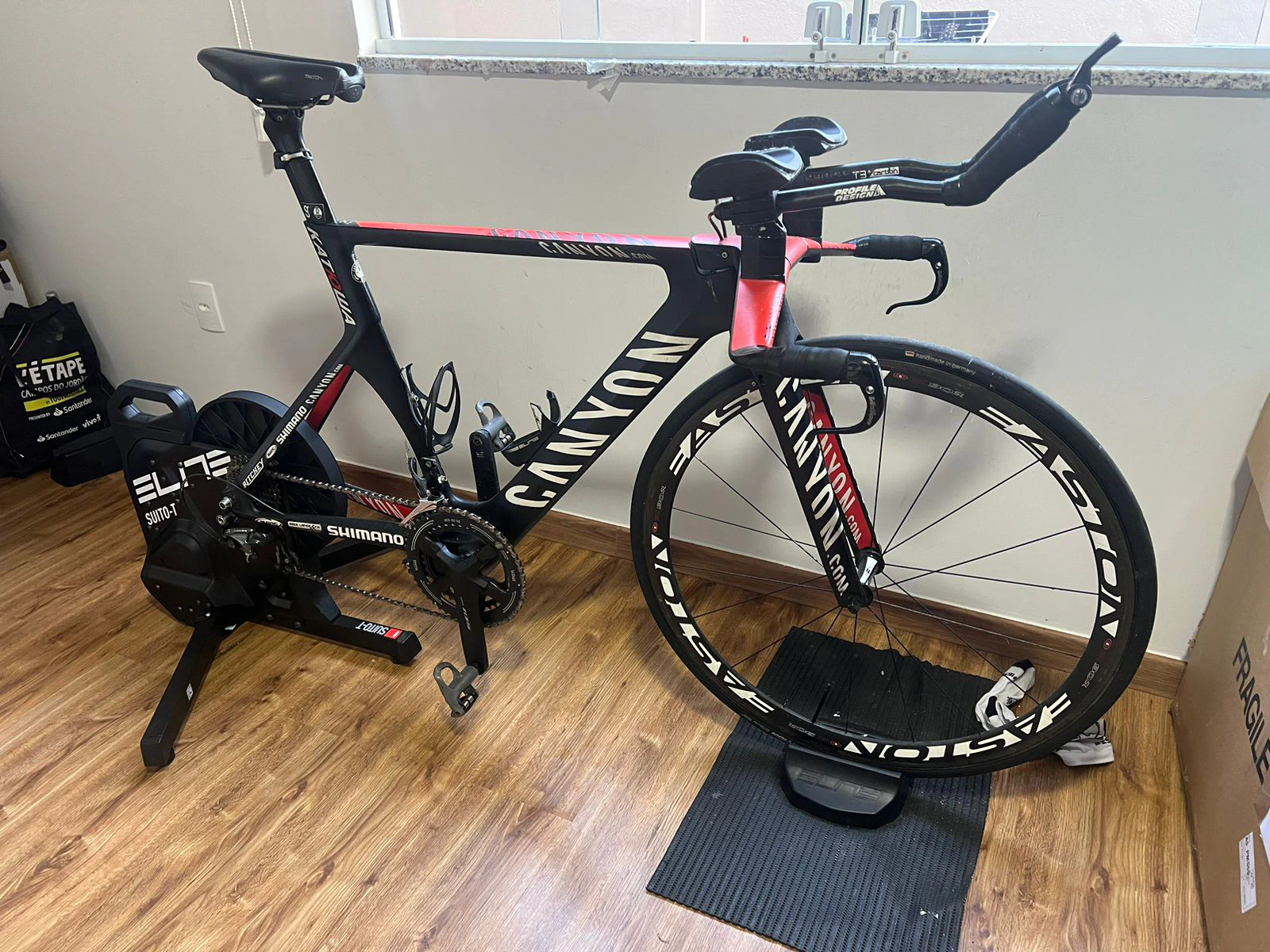 Setup completo de treino indoor com bicicleta e rolo Elite Suito-T