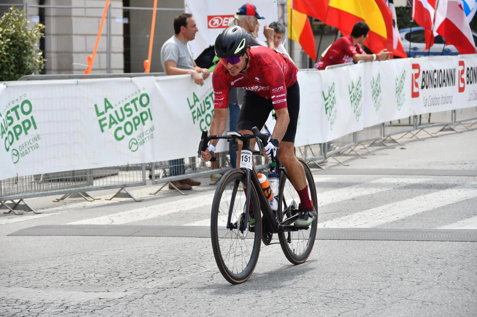 Cristiano Malibu pedalando em um rolo de treino